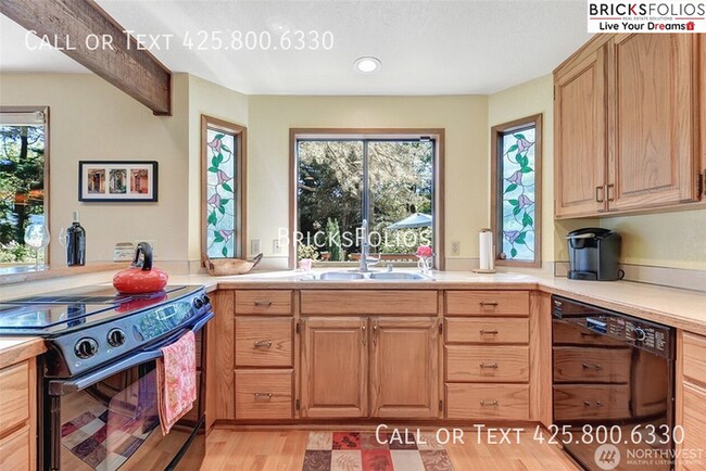 Building Photo - Remarkable Redmond Home - Walk to Microsoft and Parks!