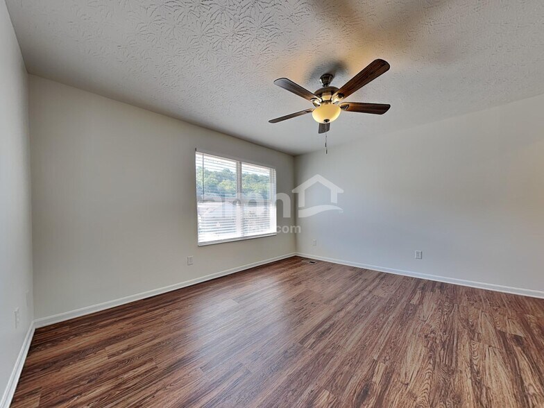 Building Photo - 3270 Village Dr