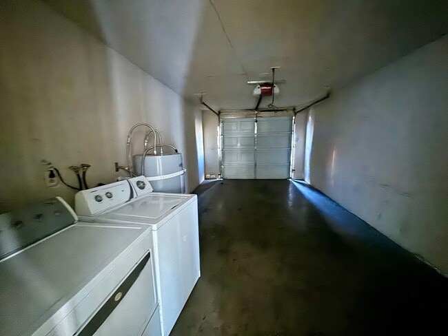 Building Photo - Single-story 1 bedroom unit available for immediate move-in!