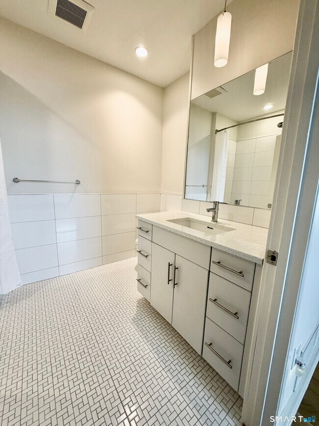 Building Photo - 60 Willow St