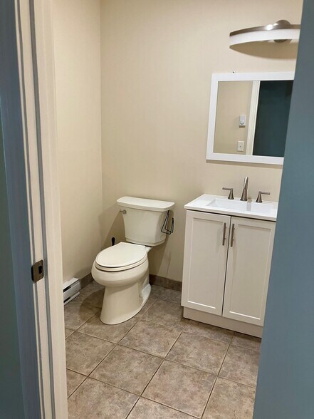 First floor bathroom - H5 Stonehedge Dr