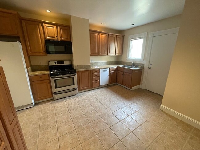 Building Photo - Charming Inner Richmond Gem: Spacious 1BR w/ Laundry On-Site, and Parking Included!