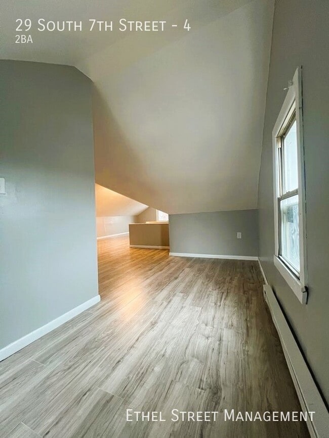 Building Photo - Newly-Updated 2 Bedroom Apartment