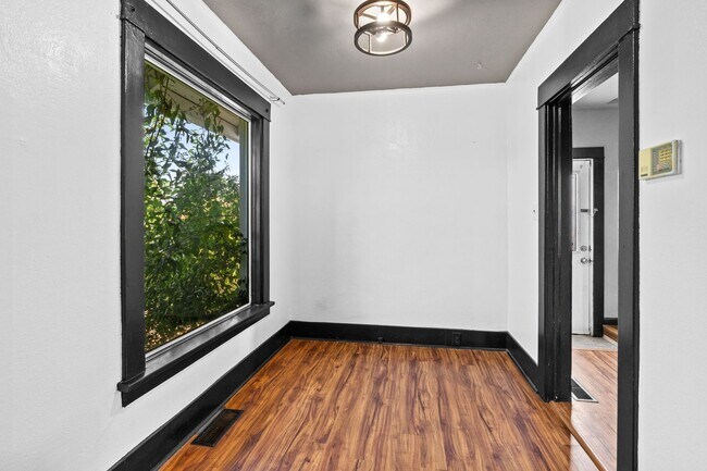 Building Photo - NorthEast Spokane Home - Beautifully Updated