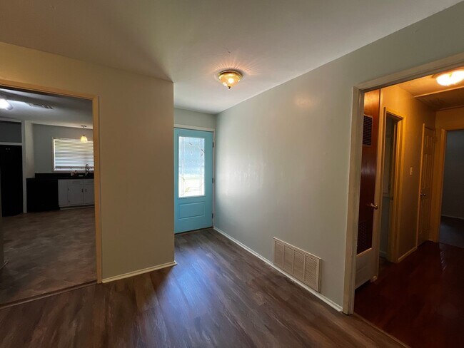 Building Photo - 3 Bedroom, 1.5 Bathroom, Brick Home with large yard, and garage