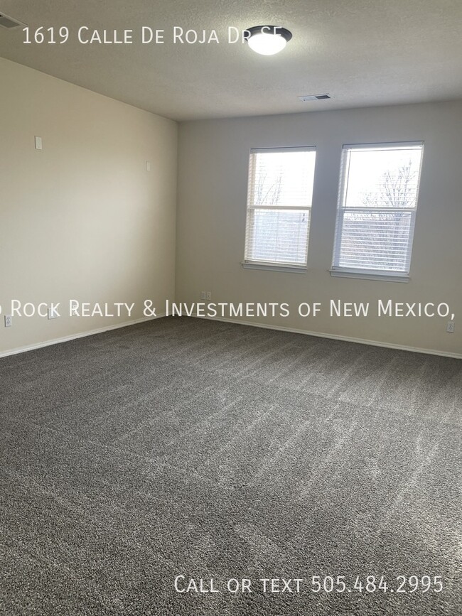 Building Photo - Spacious 4 BR plus loft in Cabezon!