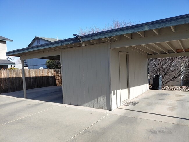 Building Photo - 3148 N Navajo Dr