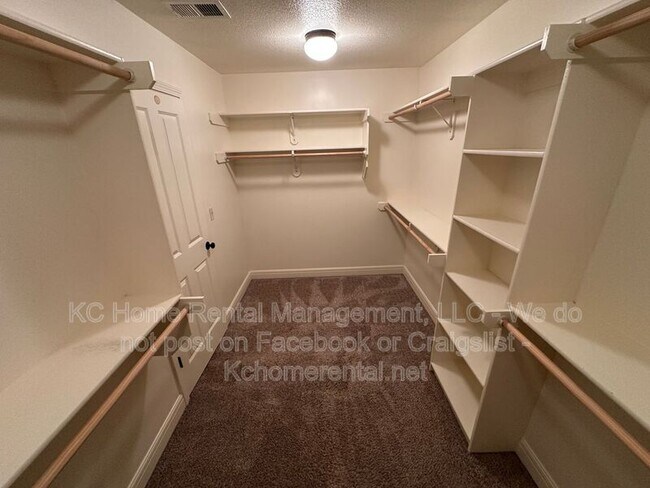 Building Photo - 8608 W 165th St