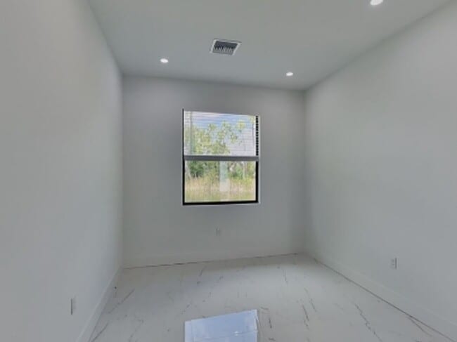 Building Photo - 2309 NE 39th St