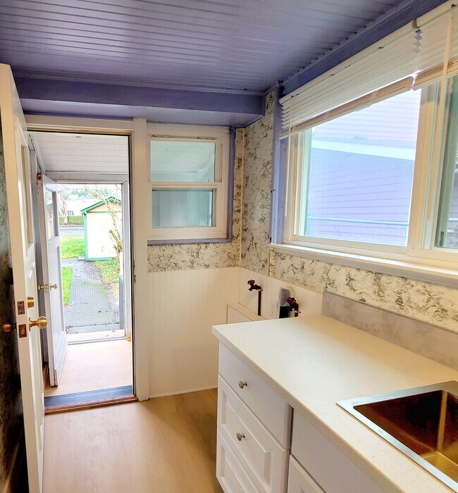 Building Photo - 5708 7th Ave S