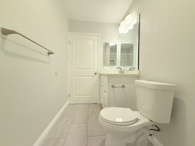 Building Photo - Spacious 4-Bedroom Home in Private Sylmar ...