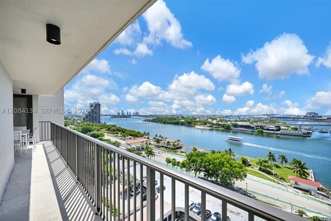 Building Photo - 801 N Venetian Dr