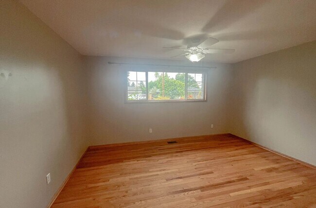 Building Photo - 15560 SE Thorville Ave