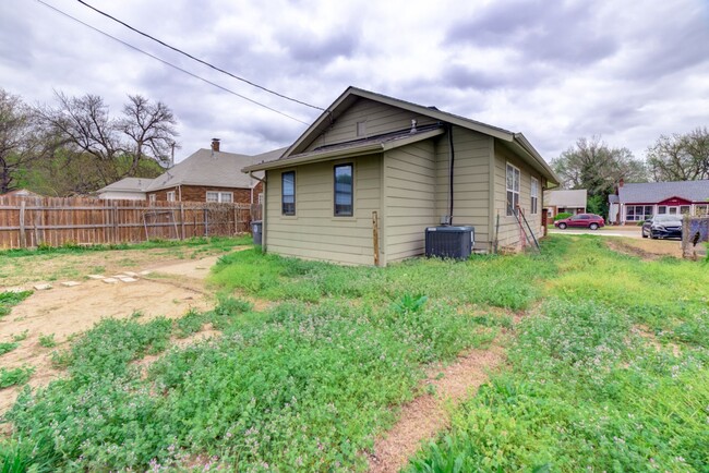 Building Photo - N Denver Ave  Duplex