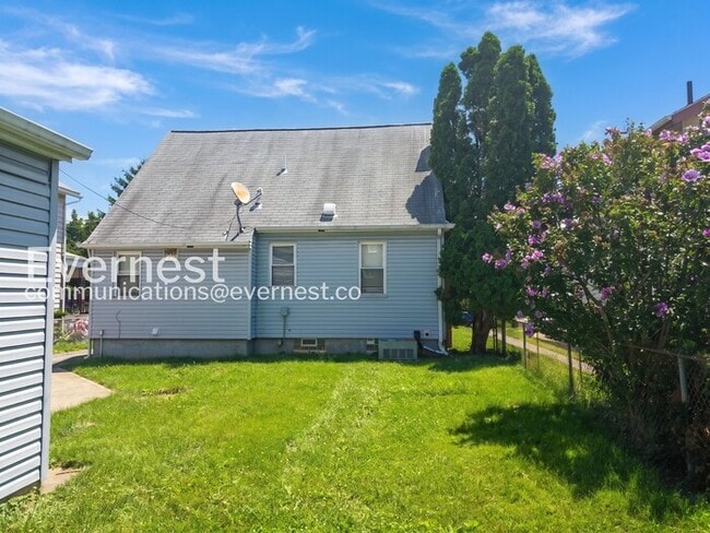 Building Photo - 3 Bed/2.5 Bath Home with Detached Garage / Pet-Friendly / Vouchers Accepted / Available Now!