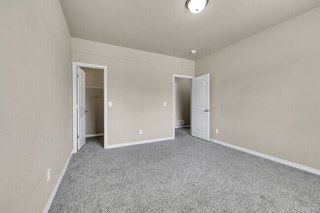 Building Photo - $2,940.95, $300.00 off the first month's rent, 6 Bedrooms, 3 Bathrooms, Single Family Home in Col...