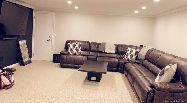 Building Photo - 10 Mead St