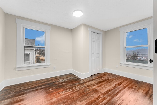 Building Photo - 911 Montrose Ave