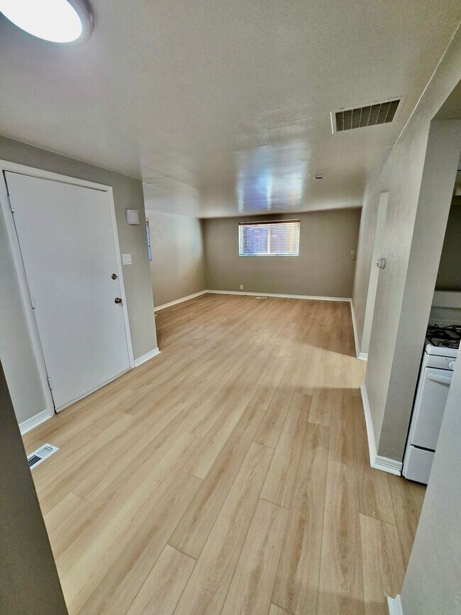Building Photo - Prime Location! 1BR Bungalow Near DU, Light Rail & Porter Hospital — Available Now!!