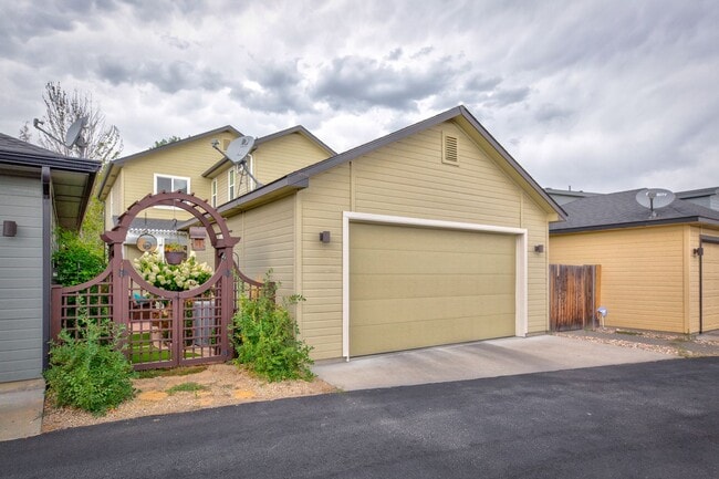 Building Photo - Sophisticated SE Boise Home Close To Downtown Boise