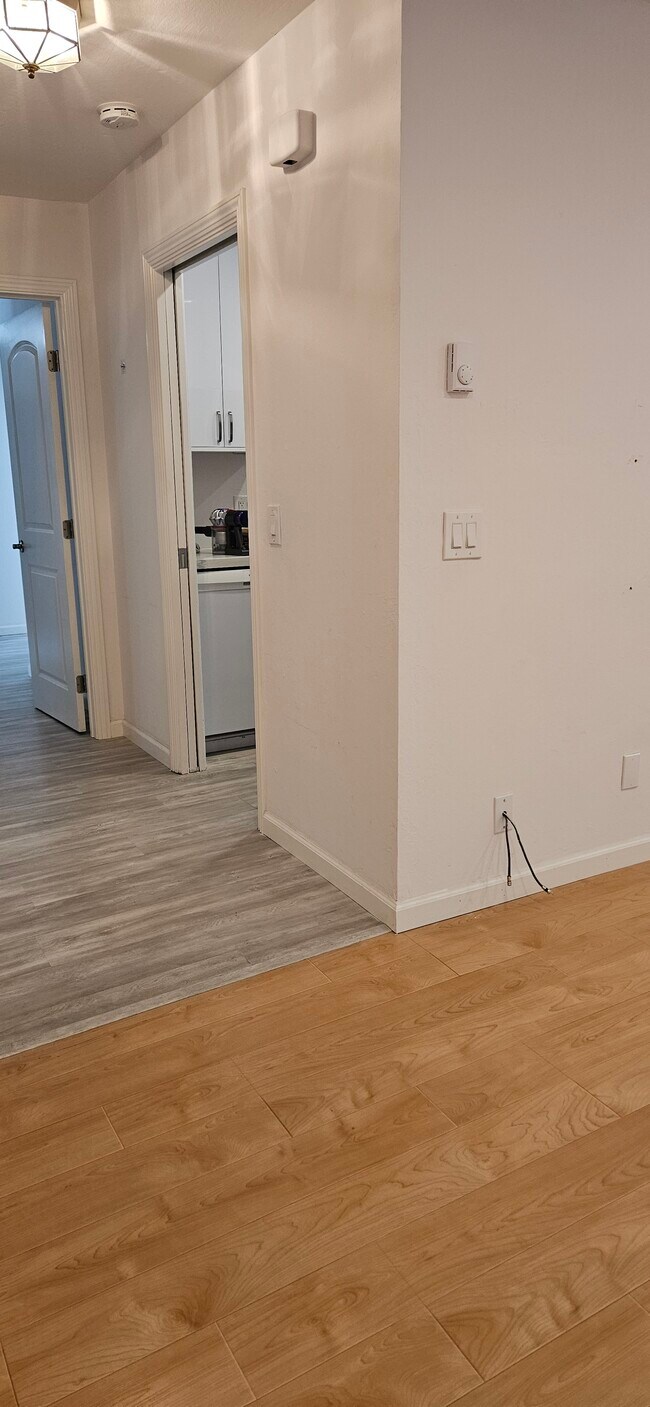 Building Photo - 7110 Rainbow Dr