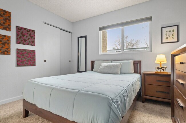 Building Photo - Great 2 bed 2 bath town house centrally lo...