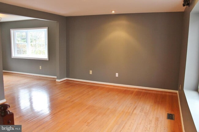 Building Photo - Large updated colonial with a one-car garage nestled at the end of a peaceful cul-de-sac!