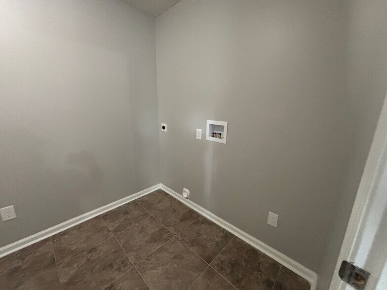 Building Photo - 3989 Battlefield Dr