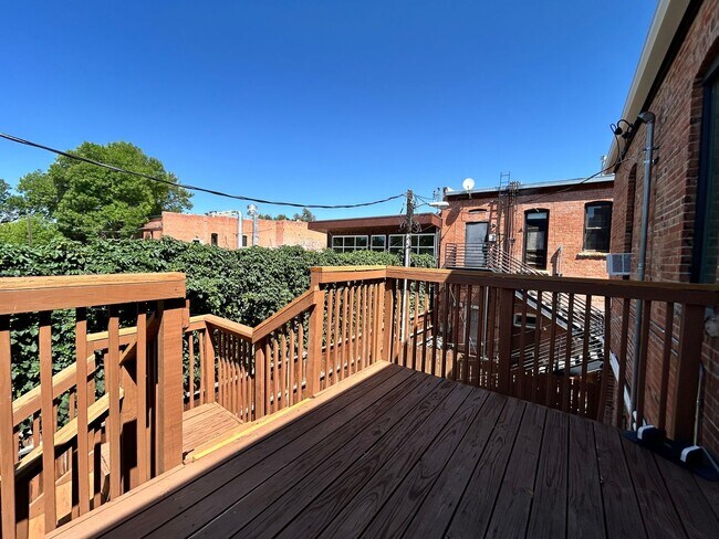 Building Photo - Bright 2nd Floor Apartment on 3rd Street -- Utilities Included!