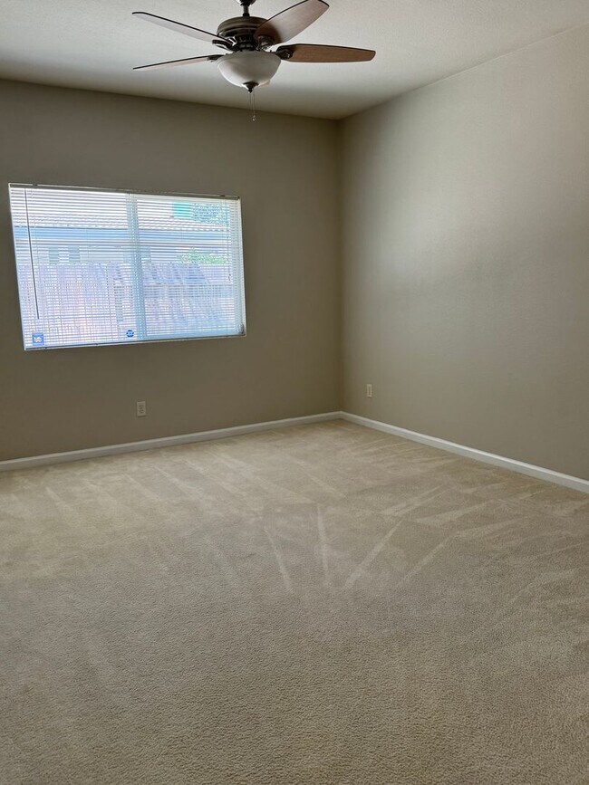 Building Photo - Possible 4th Bedroom