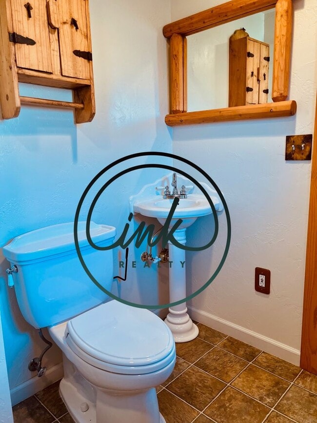 Building Photo - Charming Cabin-Style Home with Stunning To...