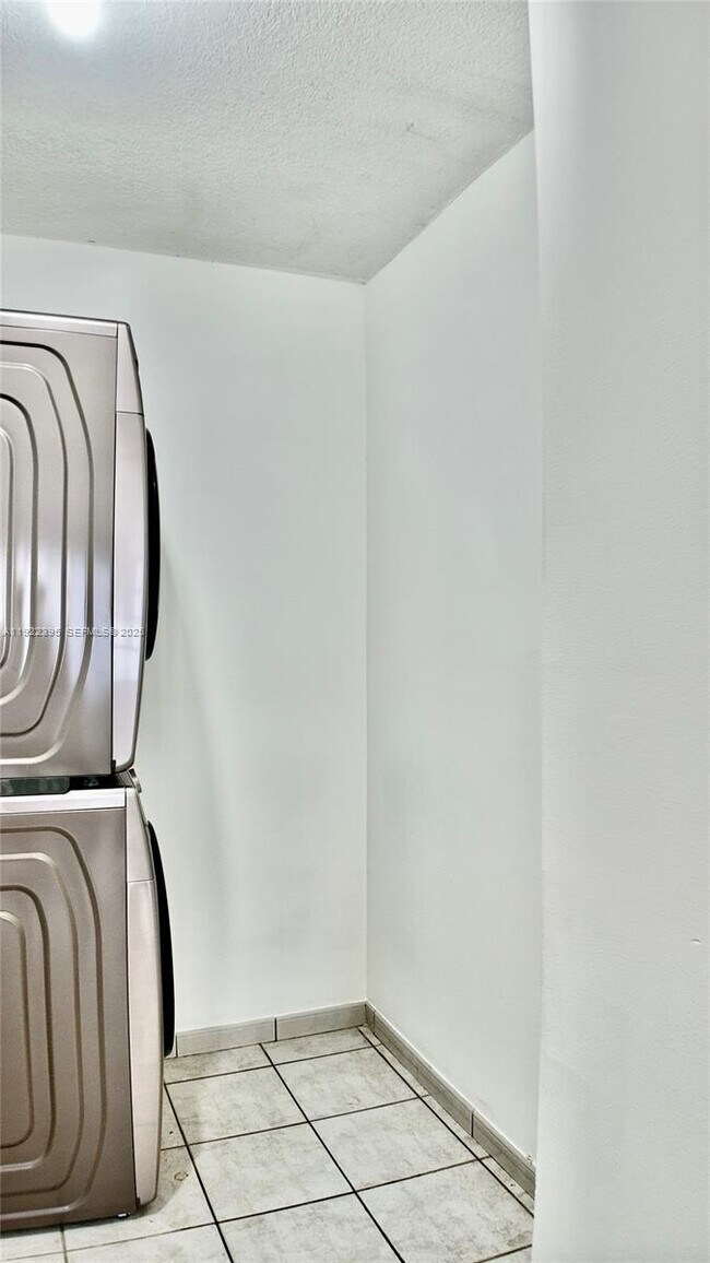 Building Photo - 325 NW 72nd Ave