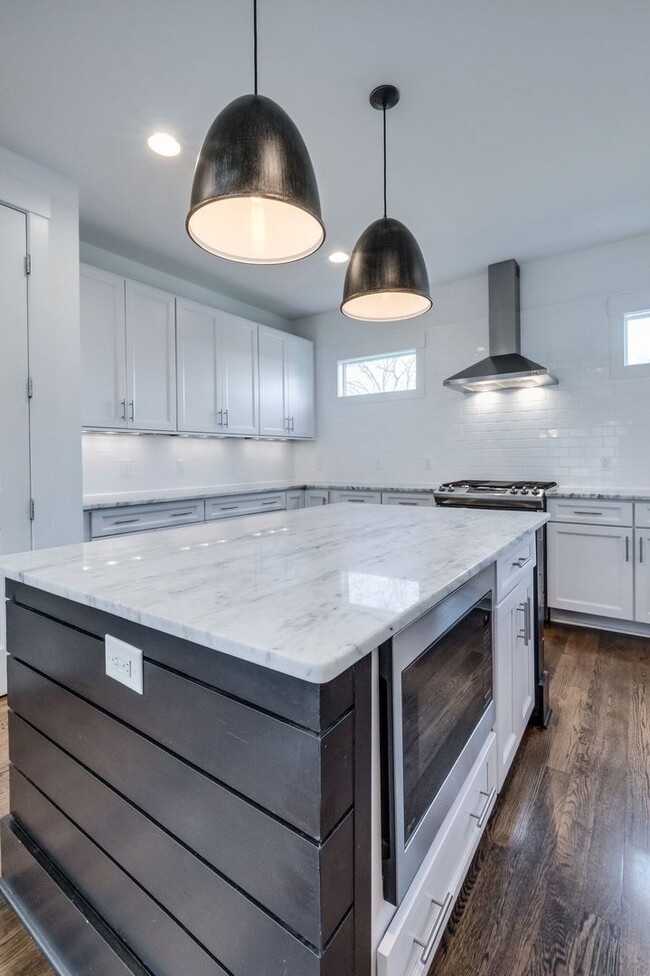 Building Photo - Lovely 3BE/3modern farmhouse is a sheer de...