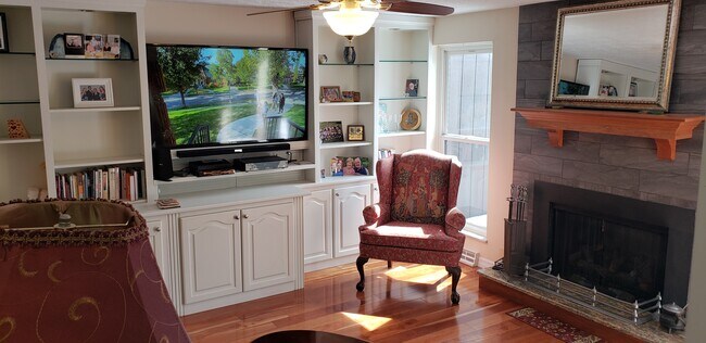Family room - entertainment view - 805 Timber Ln