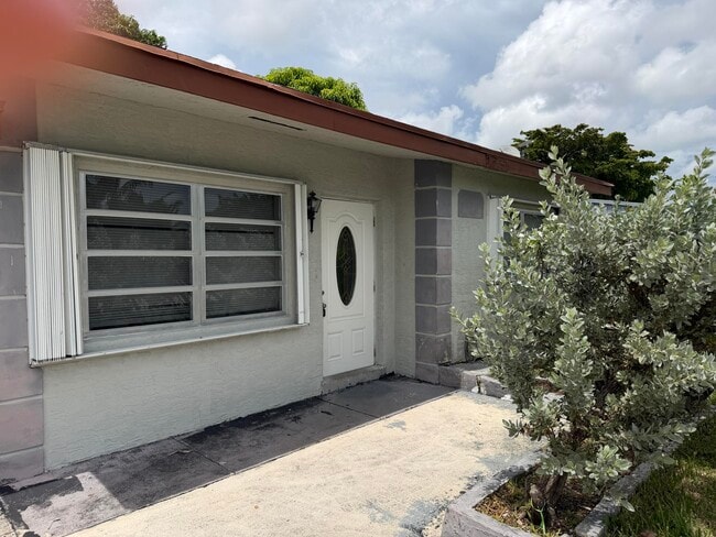 Building Photo - 6129 SW 22nd St