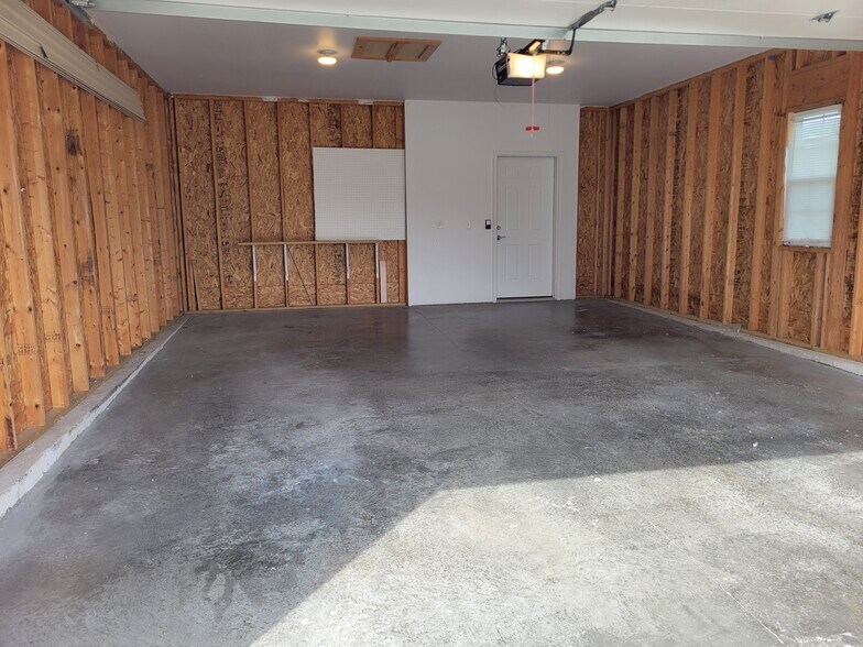 25 Ft Deep Garage - 2533 Leopold Way