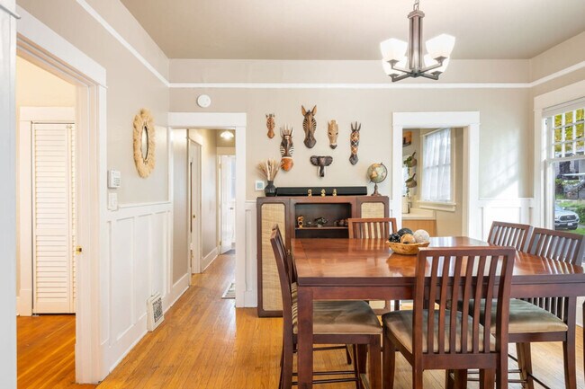 Building Photo - 720 NE 47th St