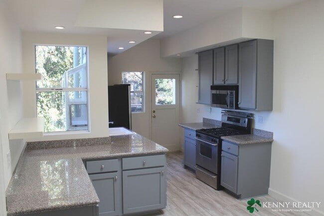 Building Photo - Coming Soon: Top Floor Flat with Updated K...