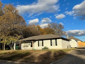 Building Photo - 701 S Valentine Dr