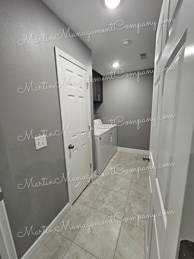 Building Photo - 3005 Aaron Ave