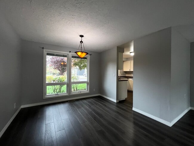 Building Photo - Charming 3-Bed, 2-Bath Retreat!