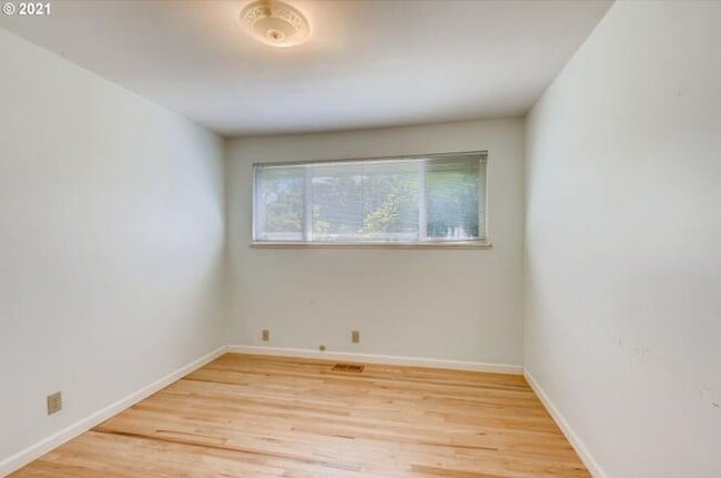 Building Photo - SE 3 Bed | 1 Bath | Expansive Backyard | P...