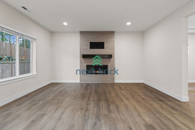 Building Photo - 5 BED & 2.5 BATH SINGLE FAMILY HOUSE FOR RENT