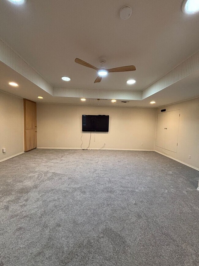 Building Photo - 5026 Bellaire Dr S