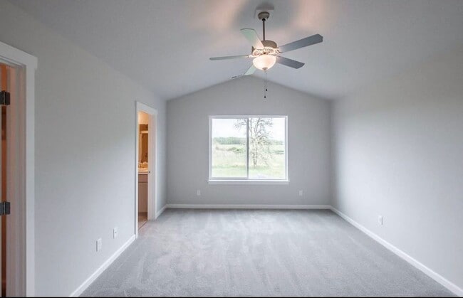 Building Photo - ** MOVE IN SPECIAL!** Must See in NE Albany!