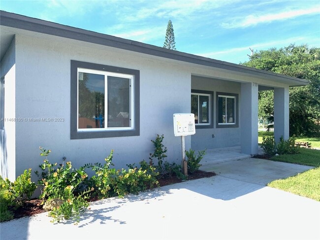 Building Photo - 719 SW 9th St
