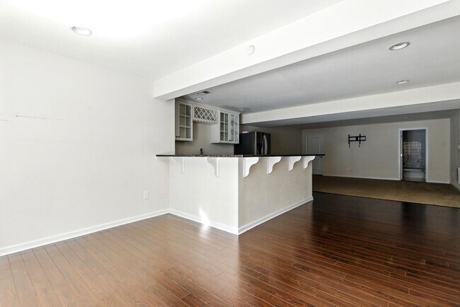 Building Photo - 8120 Fairmont Dr