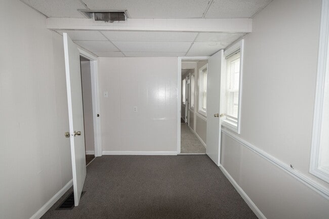 Building Photo - 4 Bed 2 Bath House on East Campus