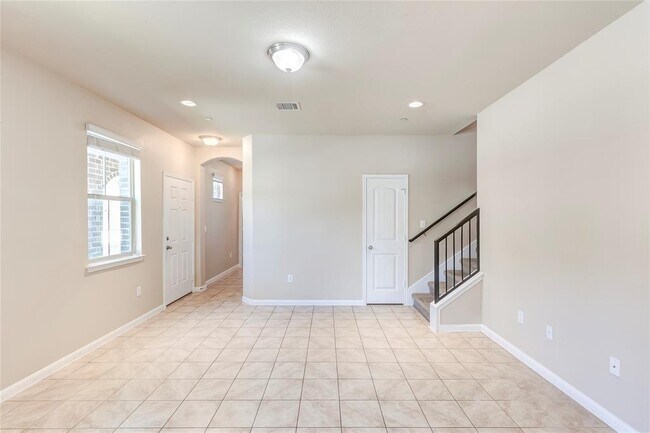 Building Photo - 2880 Donnell Dr