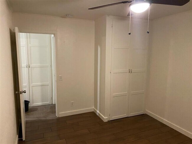 Building Photo - Cute 3/1 home with covered parking and large backyard